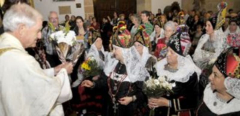 Ofrenda floral a la Virgen de la Fuencisla por parte de las aguedas. / A. BENAVENTE