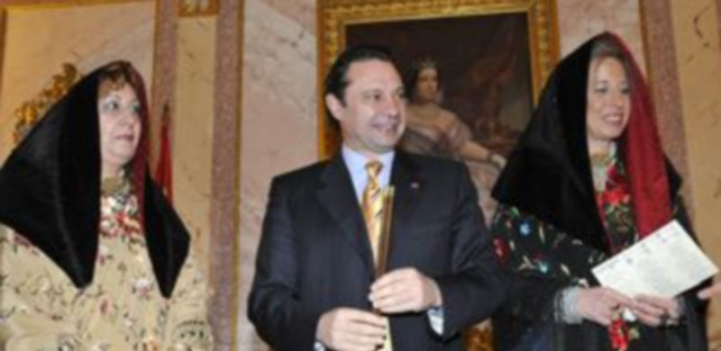 Un momento de la entrega del bastón de mando de manos del alcalde. / KAMARERO