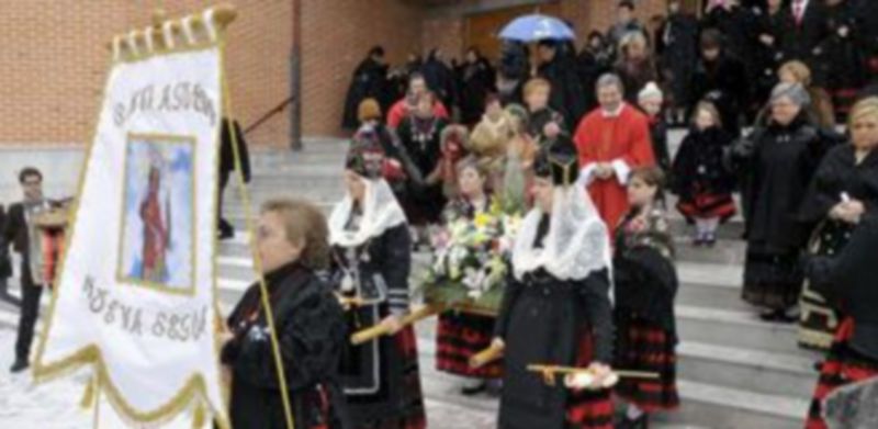 La imagen de Santa Águeda salió de la iglesia pero la procesión se suspendió. / JUAN MARTÍN