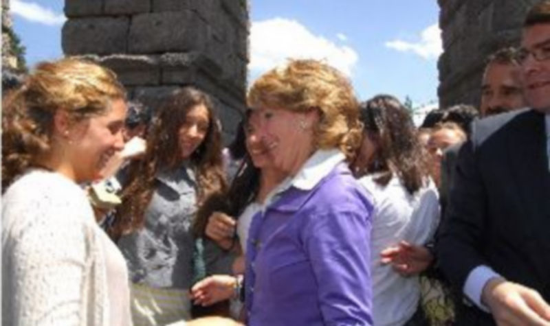 Esperanza Aguirre saludó a los segovianos./ F. PEÑALOSA