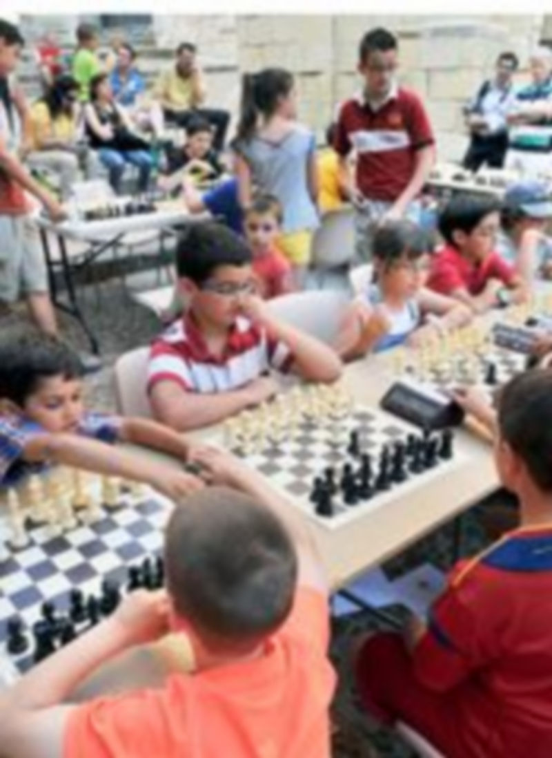 Varios jóvenes jugadores se disponen a disputar el torneo de ajedrez / KAMARERO