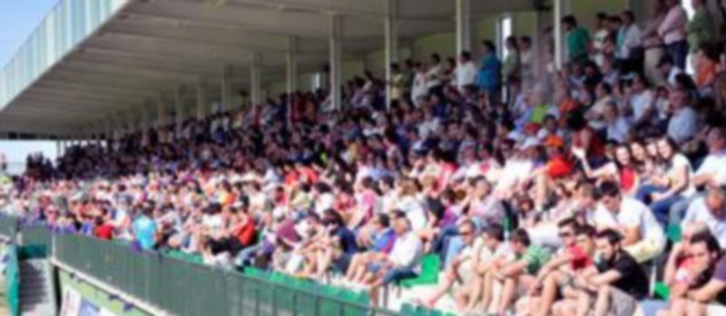 Panorámica de la nueva grada de La Albuera repleta de aficionados durante un partido de play off./ Juan Martín
