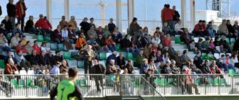 El Ayuntamiento confía en que con la llegada del dinero del CSD se pueda cerrar la parte trasera de la nueva grada del campo de La Albuera./ Kamarero