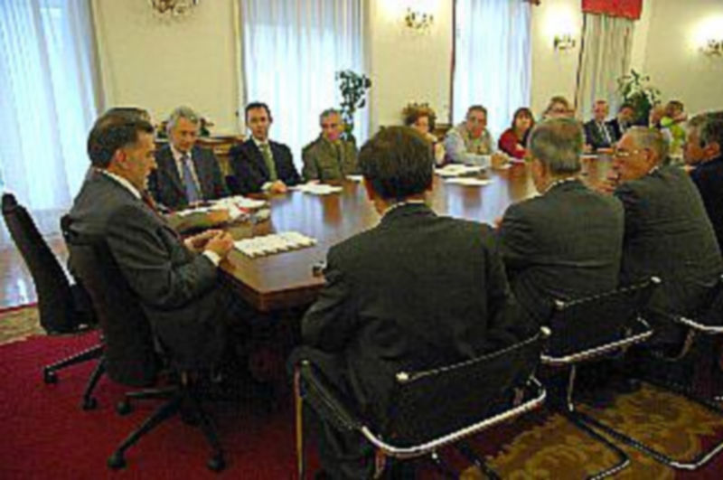 Un momento de la reunión en la Subdelegación