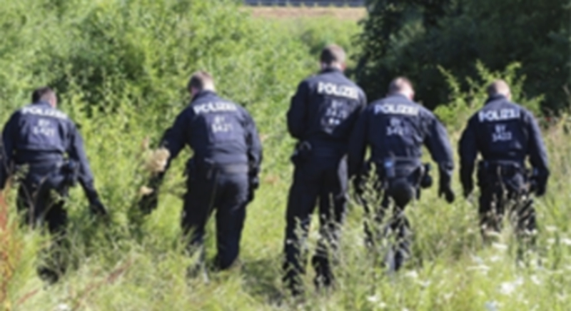 Miembros de la policía alemana buscan pruebas cerca del tren regional de Wurzburgo