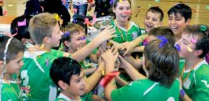 Los jugadores del Inter Movistar celebran su triunfo sujetando entre todos el trofeo de ganadores del Torneo Internacional Alevín. / Kamarero