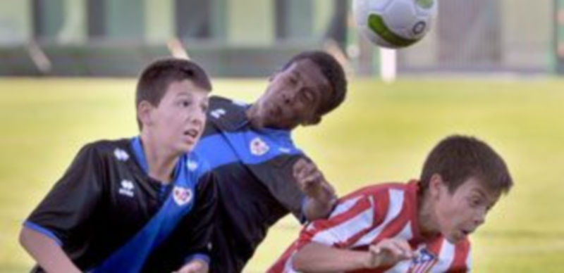 Un jugador del Rayo Vallecano gana un balón por alto a un rival del Atlético de Madrid. / Kamarero.