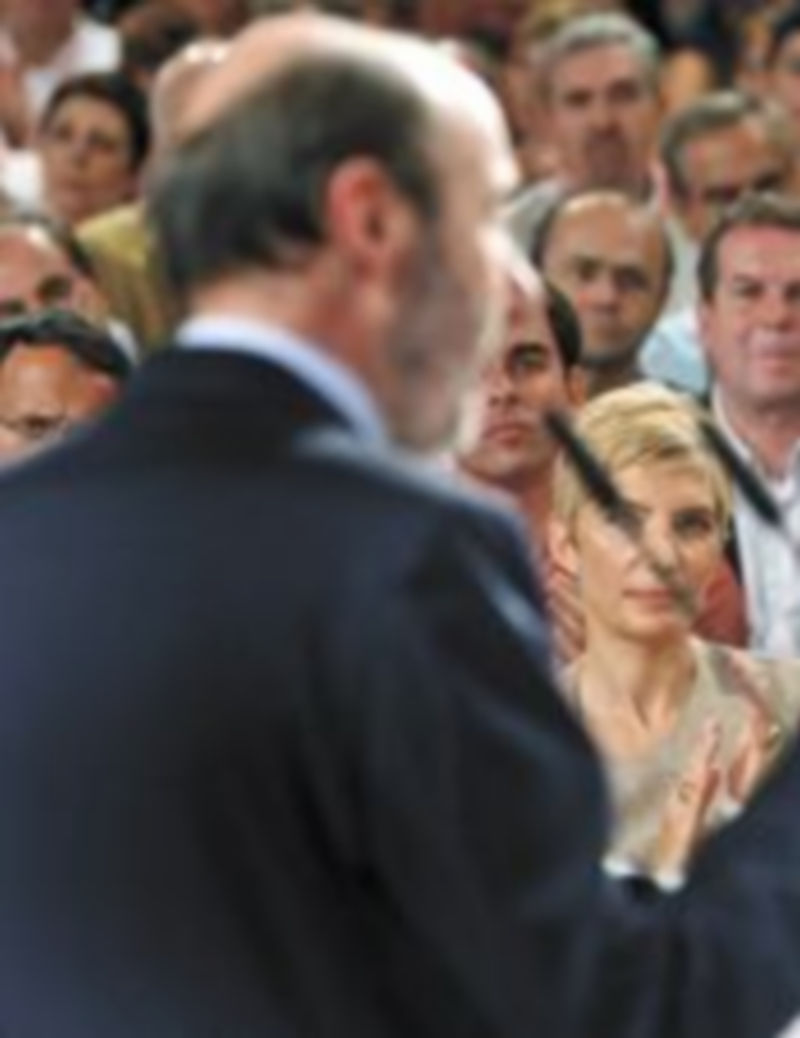 José Luis Rodríguez Zapatero aplaude el discurso de Alfredo Pérez Rubalcaba como candidato a la Presidencia del Ejecutivo. / Efe