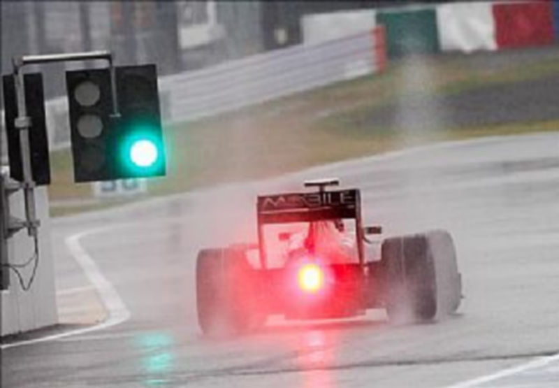 Jaime Alguersuari pudo rodar unas vueltas con una intensa lluvia./EFE