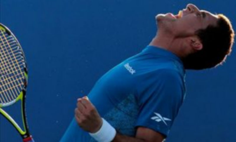 El tenista español Nicolás Almagro celebra su victoria ante el colombiano Alejandro Falla en el partido que enfrentó a ambos en los dieciseisavos de final./EFE
