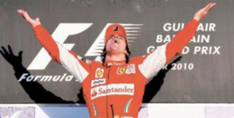 El bicampeón del Mundo levanta los brazos y mira al cielo para festejar su triunfo en el trazado árabe. / Efe