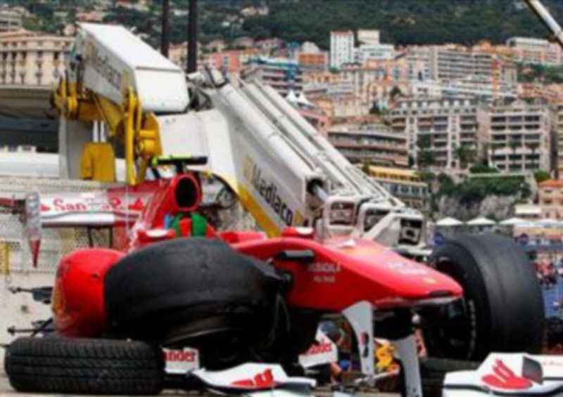 Una grúa retira el monoplaza del piloto español de Fórmula Uno Fernando Alonso./EFE