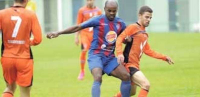 El final de la imbatibilidad 1 Ayrton pelea con un rival durante un momento del partido jugado por la Segoviana ante el Burgos Promesas. / Kamarero