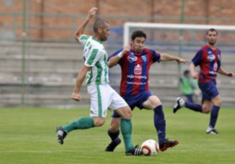 Anel: “Si salimos a especular con el resultado sería un grave error” 1 Anel intenta llegar a un balón antes que un rival del Noja. / Juan Martín.