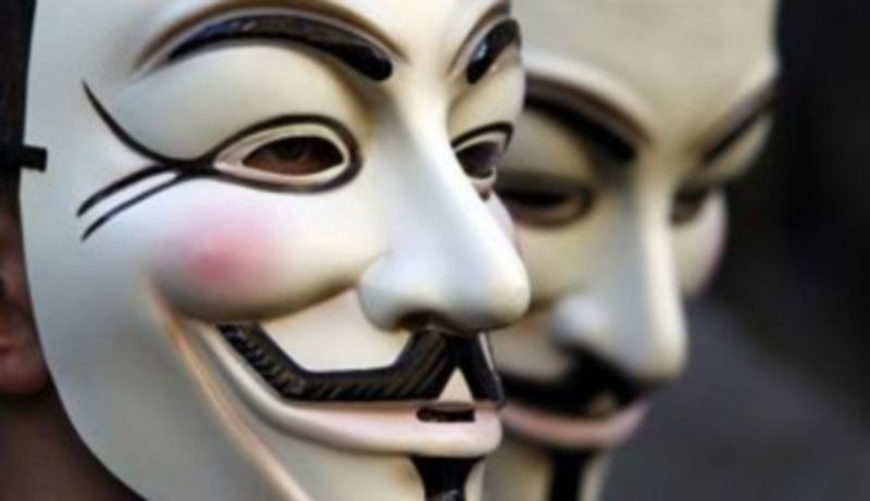 El grupo se identifica con estas caretas./ REUTERS