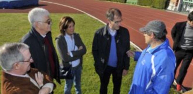 El atleta soriano visitó las pistas de atletismo de La Albuera. / KAMARERO