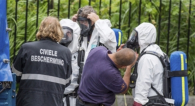 Personal especializado se prepara ante la alerta de ántrax recibida. / efe