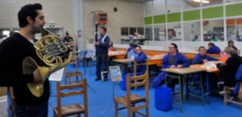 Un momento de las actuaciones en las aulas./ KAMARERO