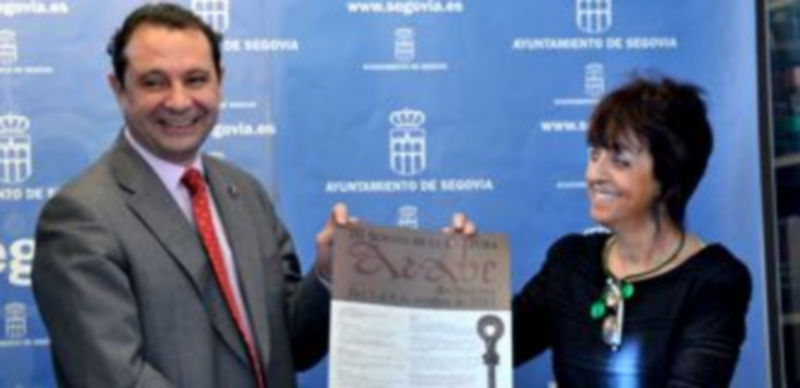 El alcalde y Claudia de Santos muestran el cartel de la Semana. / JUAN MARTÍN