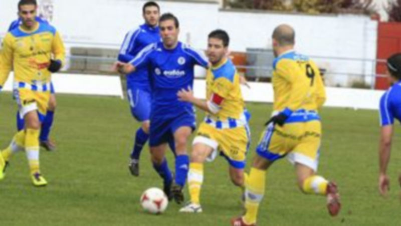 Una jugada del encuentro de la primera vuelta celebrado en Cuéllar. / Daniel Martín