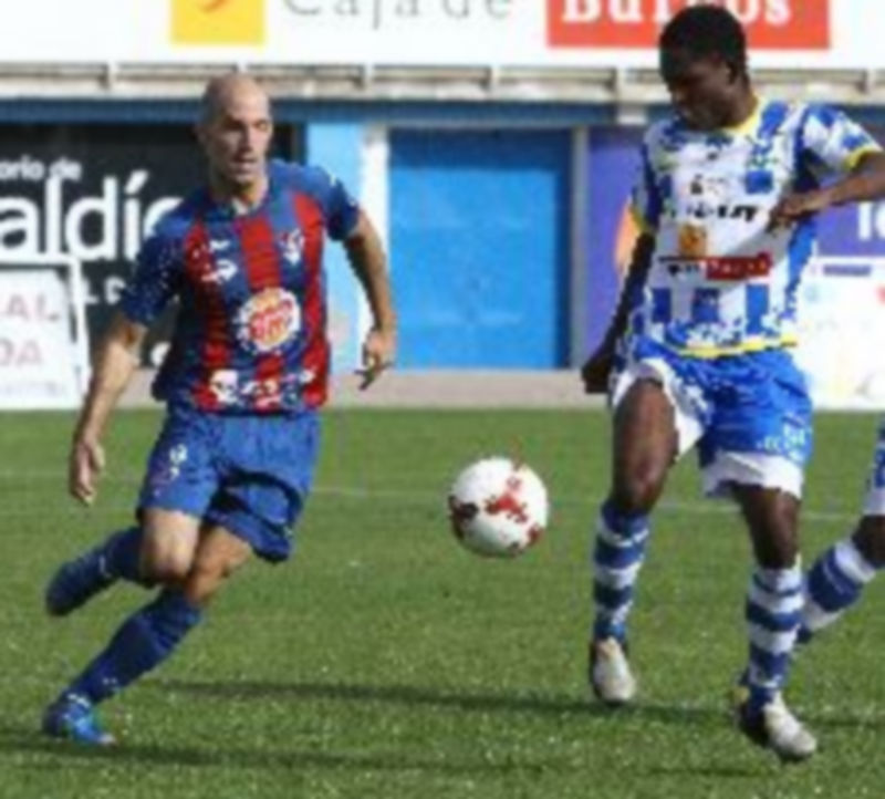 Jugada del encuentro de la primera vuelta entre la Arandina y la Gimnástica Segoviana. / Julio Calvo