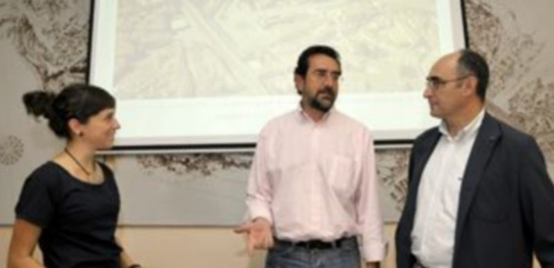 Algunos miembros del Colegio Oficial de Arquitectos en la rueda de prensa. / Alberto Benavente