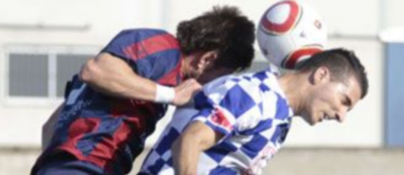 El pasado como trampolín 1 Anel despeja de cabeza superando al delantero del Arroyo durante el partido de ida./ El Periódico de Extremadura.