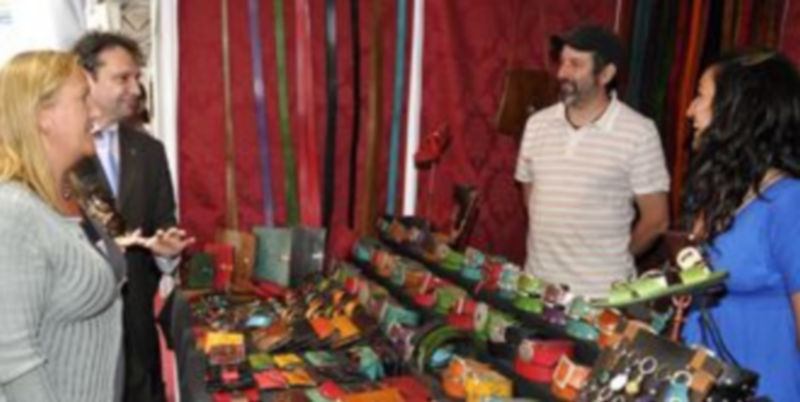 La subdelegada y el alcalde en el recorrido por la feria./JUAN MARTÍN