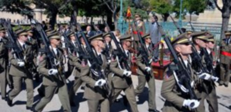 Un momento del acto militar celebrado esta mañana. / KAMARERO