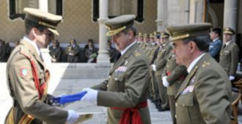 Tras el homenaje ha tenido lugar el acto de entrega de los premios "Dos de Mayo" a los alumnos más destacados./A.BENAVENTE