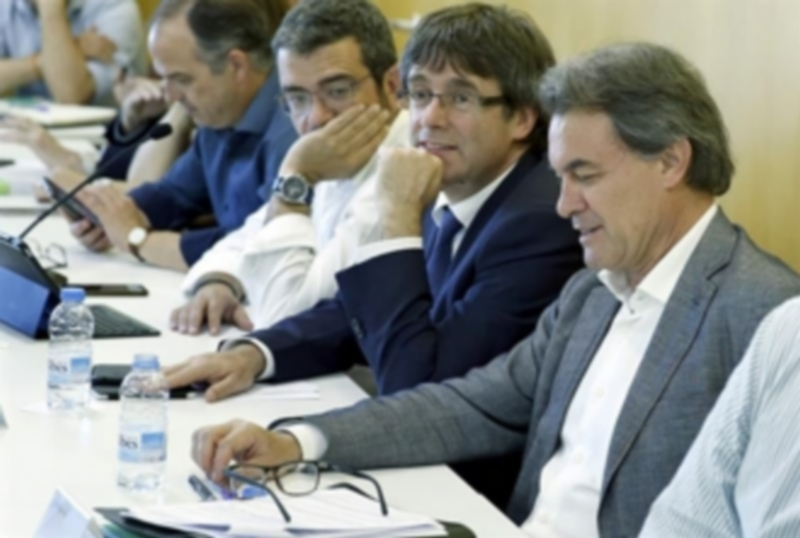 Artur Mas (d) junto al presidente de la Generalitat