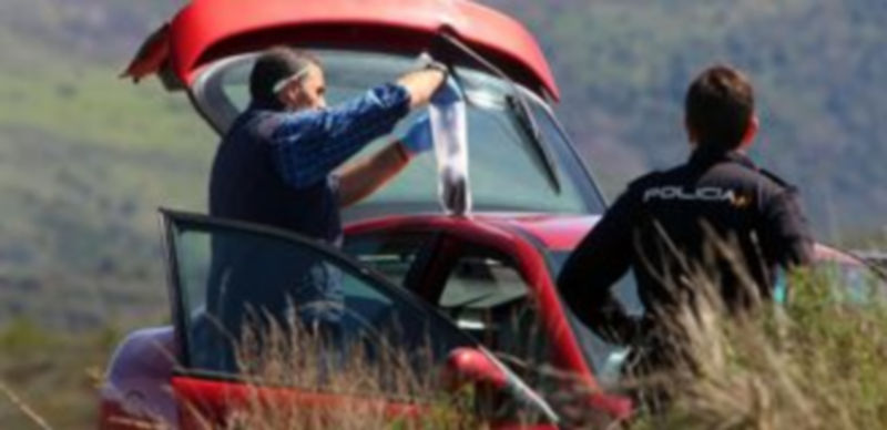 La Policía busca pruebas en uno de los coches donde han aparecido las víctimas./ICAL
