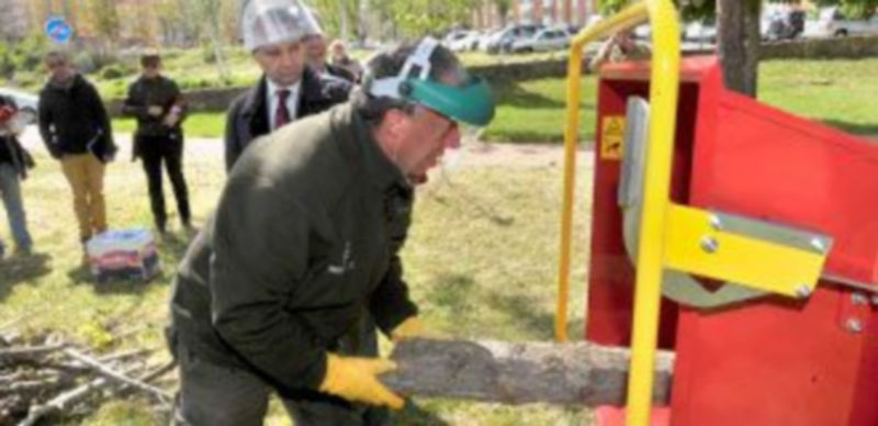 La máquina demostró su eficacia astillando varias gruesas ramas. /KAMARERO