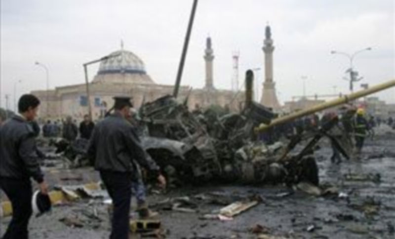 Soldados iraquies inspeccionan la zona tras la explosión de un coche bomba en el barrio de Al Qahira