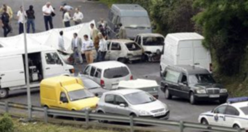 El furgón fúnebre con los restos mortales del inspector de Policía Eduardo Antonio Puelles García abandona el lugar del atentado en Arrigorriaga ./ EFE