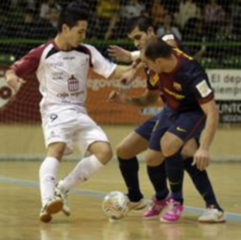 Borja trata de llevarse el balón ante Wilde y Gabriel. / Juan Martín