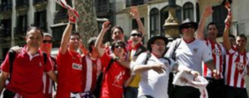 Aficionados del Atlético de Madrid y del Sevilla confraternizan ante la fuente de Canaletas en las populares Ramblas barcelonesas./EFE