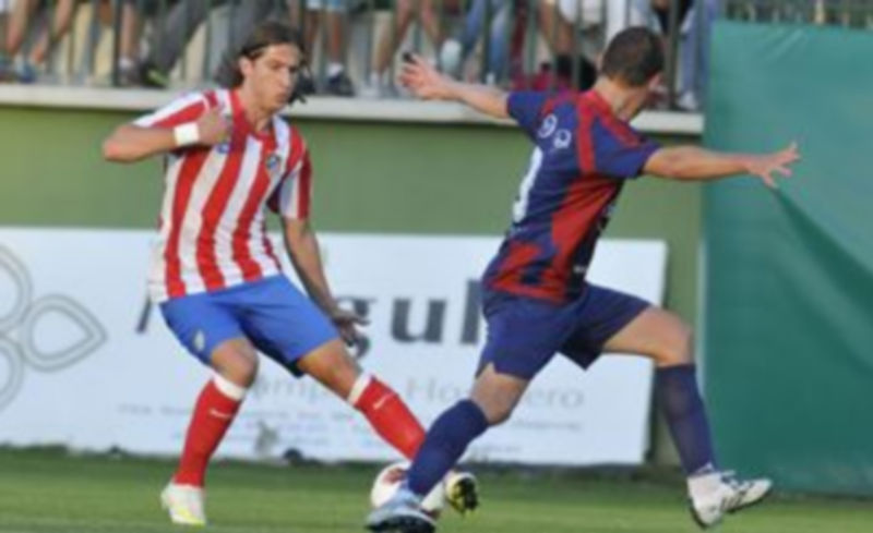 Segoviana y Atlético de Madrid miden hoy sus estados de forma 1 Roberto trata de frenar el avance de Filipe Luis durante el partido del pasado verano. / Juan Martín