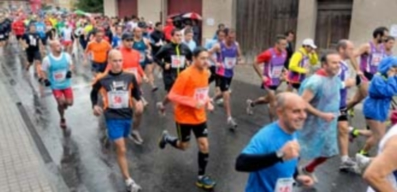 Un grupo de corredores dejan a sus espaldas el arco de salida