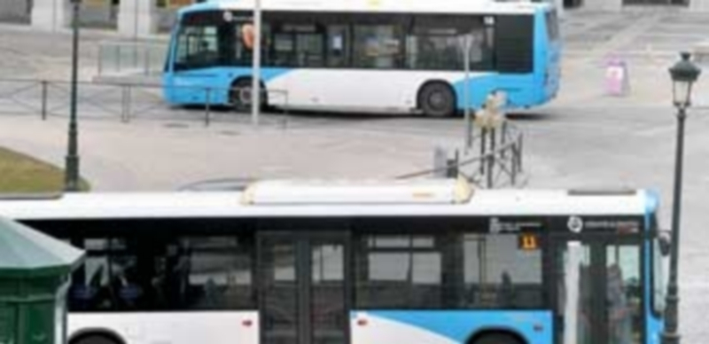 Autobuses en la plaza de la Artillería. / Kamarero