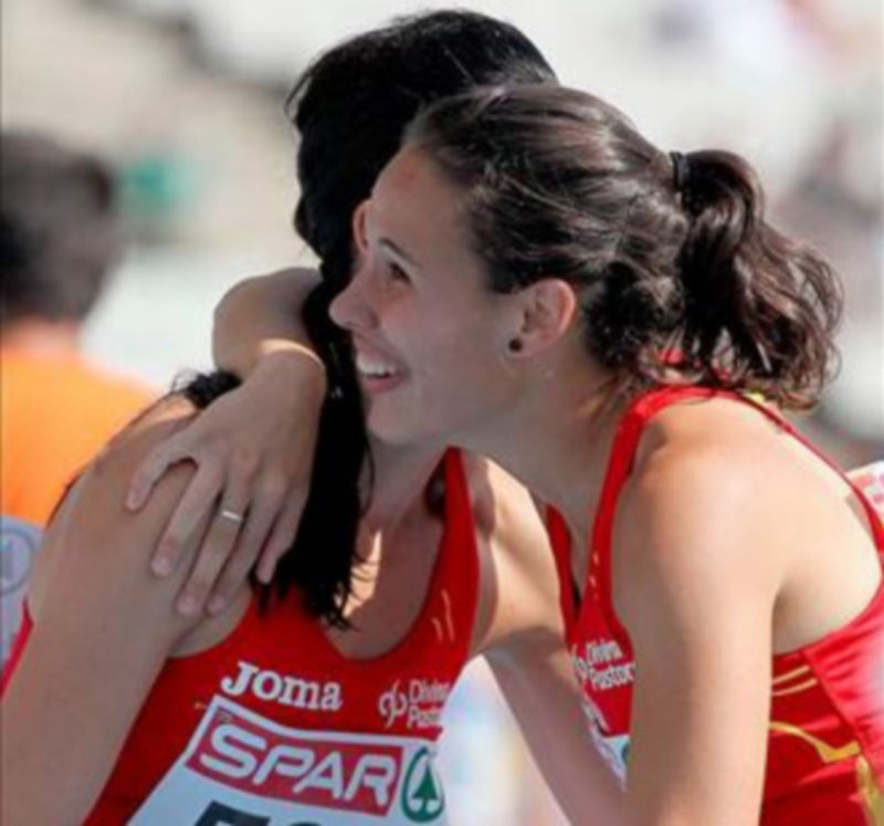 Las atletas españolas Amparo María Cotán (dcha) y Estela García