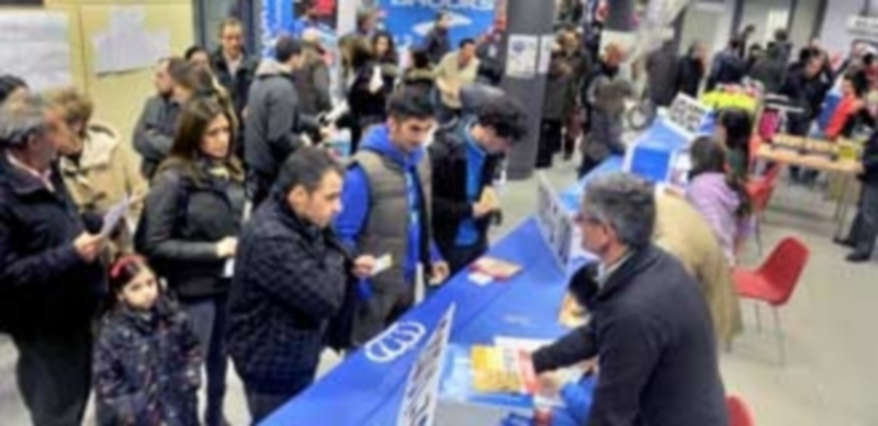 Cientos de deportistas de todas las edades se acercaron en la tarde de ayer hasta el local habilitado por la organización para recoger su dorsal. / Kamarero