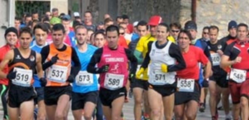 Momento de la salida de los atletas de la tercera edición de la prueba “Entre Viñedos” de Cabañas de Polendos. / Kamarero