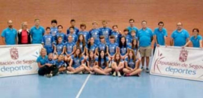 Foto de familia con los participantes en la modalidad de atletismo del programa ‘Especialízate’. / El Adelantado