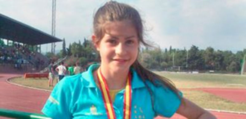 Águeda Muñoz posa con su medalla de oro lograda en Granollers. / El Adelantado