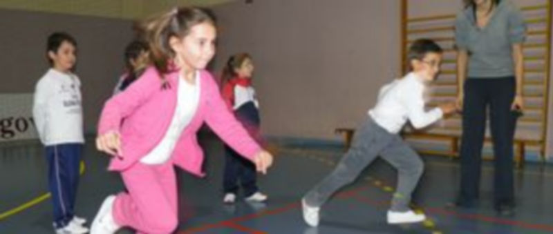 Unos niños realizan una carrera de velocidad y agilidad dentro de la modalidad de los 4x10 metros. / El Adelantado