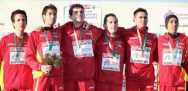 Javi Guerra: “El momento del podio siempre es muy especial” 3 Javi Guerra (2 i.) en el momento del himno con la medalla de oro en el Europeo de Cross./ EL ADELANTADO