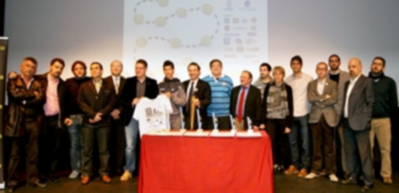 Foto de familia de los organizadores y patrocinadores de la carrera junto a Javi Guerra
