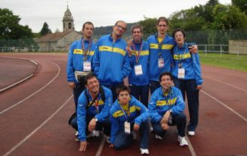 Los miembros de la sección de atletismo posan en una de las pistas del campeonato celebrado en Santiago /E.A.