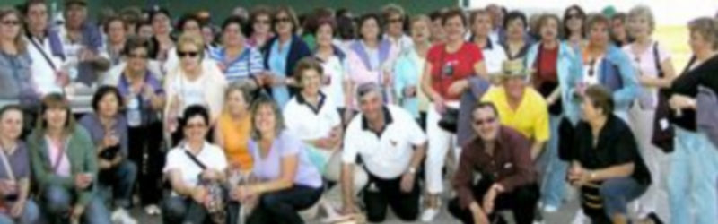 Foto de familia con los participantes en la jornada de deportes autóctonos celebrada en Cantimpalos. /Lucio Martín